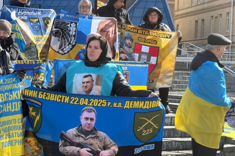 Чекали три роки: у Києві під час акції родичів військовополонених жінка дізналася про повернення сина з полону