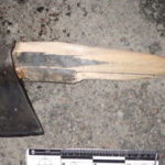 У Києві чоловік з сокирою накинувся на підлітка посеред вулиці: подробиці, фото