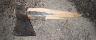 У Києві чоловік з сокирою накинувся на підлітка посеред вулиці: подробиці, фото