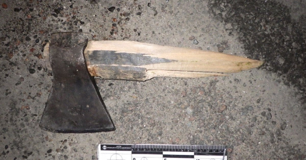 
 У&nbsp;Києві чоловік з&nbsp;сокирою накинувся на&nbsp;підлітка посеред вулиці: подробиці, фото
 