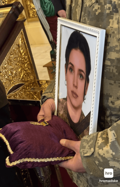 
 Пішла з&nbsp;кіно, щоб служити: в&nbsp;Києві попрощались із&nbsp;загиблою на&nbsp;фронті продюсеркою Вікторією Бобровою (фото)
 