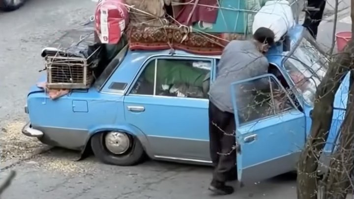 Усе життя в авто: у Києві поліцейські допомогли літньому переселенцю