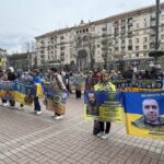 "Ми втомилися просити — ми вимагаємо": родини військових вийшли на мітинг проти закону 13646