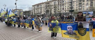 "Ми втомилися просити — ми вимагаємо": родини військових вийшли на мітинг проти закону 13646