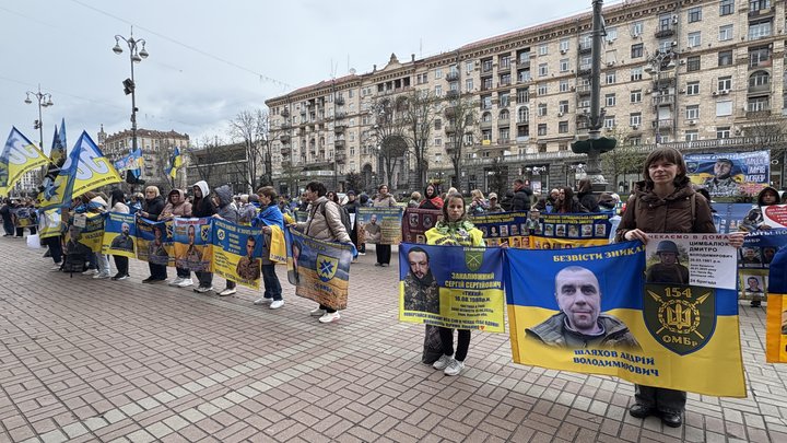 "Ми втомилися просити — ми вимагаємо": родини військових вийшли на мітинг проти закону 13646