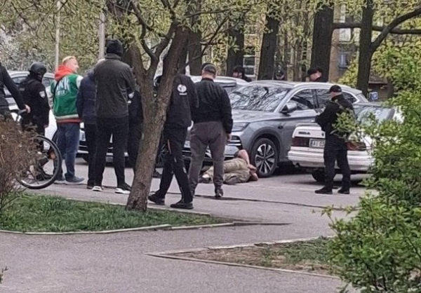 
 Під Києвом чоловік влаштував стрілянину&nbsp;&mdash; перші деталі (відео)
 