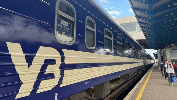 Укрзалізниця запустила із Києва до Ужгорода флагманський поїзд "Сакура"