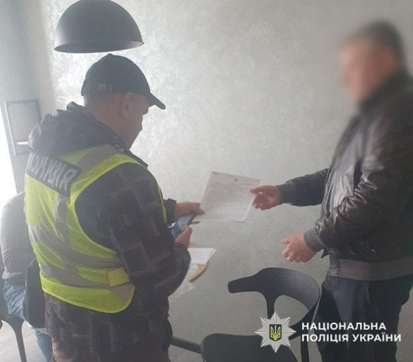 
 Квартира та три ділянки: під Києвом банда шахраїв &laquo;віджала&raquo; майно жінки, поки та була за кордоном
 