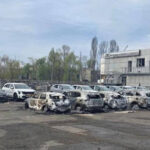 У Києві під удар РФ потрапив автоцентр із преміальними авто: є загиблі (відео)