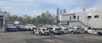 У Києві під удар РФ потрапив автоцентр із преміальними авто: є загиблі (відео)