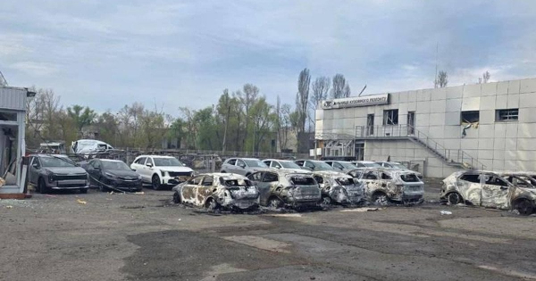 
 У Києві під удар РФ потрапив автоцентр із преміальними авто: є загиблі (відео)
 