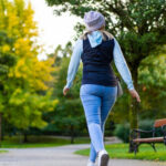 У Києві жінка провалилася у величезну вирву просто посеред тротуару (відео)