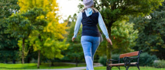 У Києві жінка провалилася у величезну вирву просто посеред тротуару (відео)