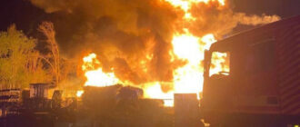 У Києві російський дрон врізався в багатоповерхівку