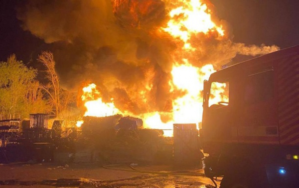 У Києві російський дрон врізався в багатоповерхівку