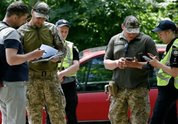 Працівників ТЦК можуть зобов&rsquo;язати носити жетони: деталі законопроєкту. 