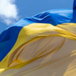 Перший рівень небезпеки: у Києві приспустили головний прапор України