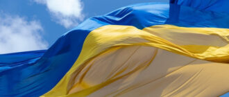 Перший рівень небезпеки: у Києві приспустили головний прапор України