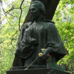 Сильний вітер у Києві повалив дерево на могилу Лесі Українки: що тепер з пам’ятником