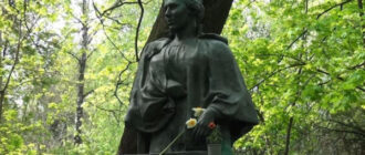 Сильний вітер у Києві повалив дерево на могилу Лесі Українки: що тепер з пам’ятником