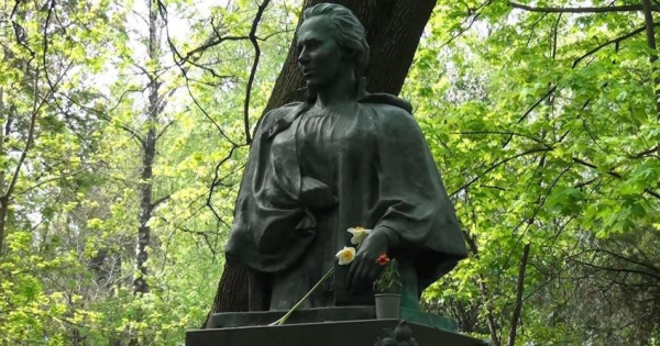 
 Сильний вітер у Києві повалив дерево на могилу Лесі Українки: що тепер з пам&rsquo;ятником
 