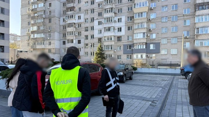 Міжнародні музичні турне вигаданого гурту: киянку підозрюють в організації схеми незаконного перетину кордону