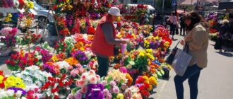 Знову засилля штучних квітів на цвинтарях перед гробками: киян закликали пом'янути рідних без пластику