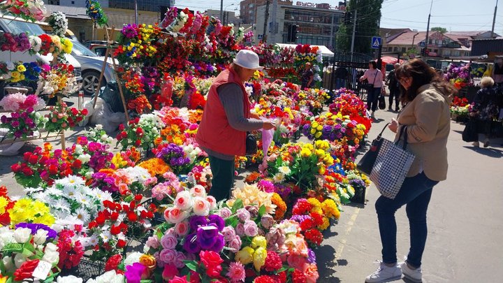 Знову засилля штучних квітів на цвинтарях перед гробками: киян закликали пом'янути рідних без пластику