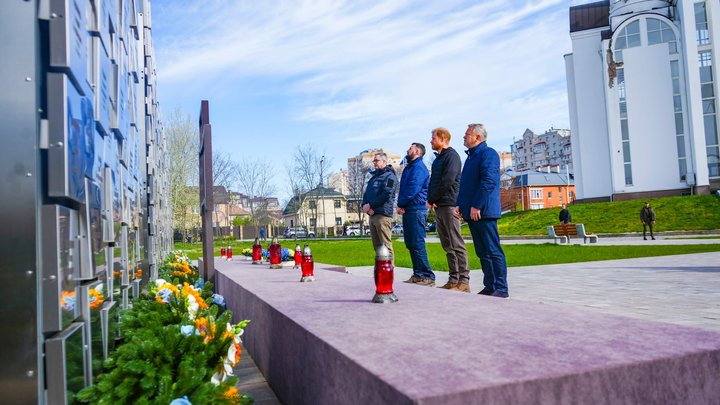 Вшанував жертв російської окупації: Принц Гаррі відвідав Бучу
