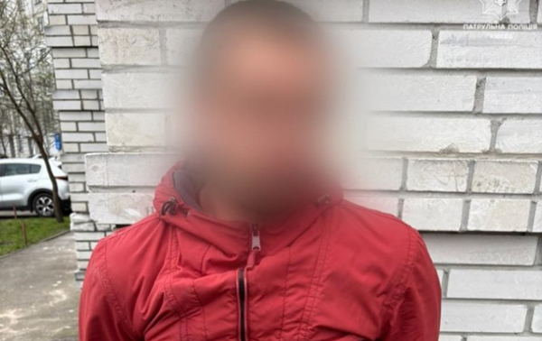 У Києві затримали озброєного чоловіка