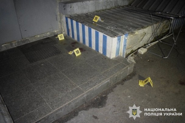 
 У&nbsp;Києві чоловік зарізав 23-річного хлопця, який зробив зауваження через шум
 