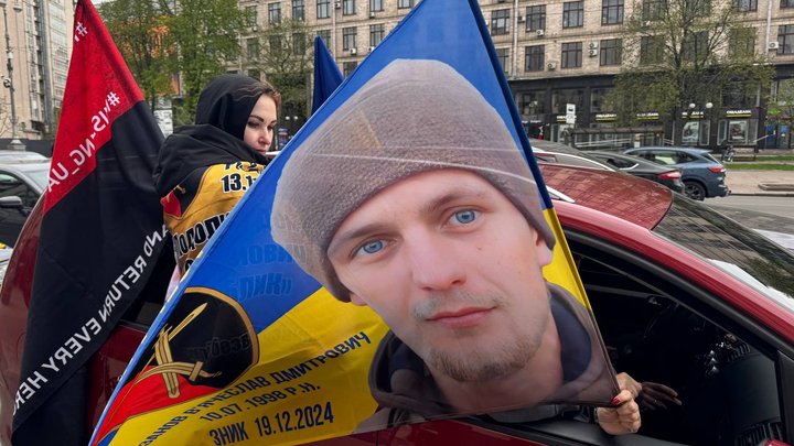 Автопробіг "Наші ще не вдома" і портрети захисників: у Києві провели акції на підтримку полонених та безвісти зниклих