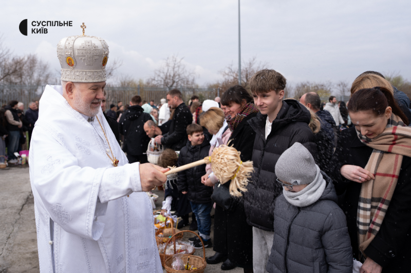 Великдень-2026: у столичних храмах моляться та освячують святкові кошики