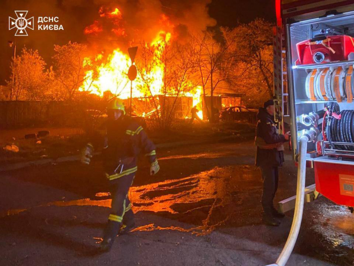 Наслідки російських атак у Києві, 16 квітня 2026 року. Фото: ДСНС