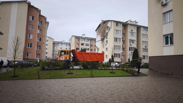 "Стрес від звуку цього вибитого скла": у селі Крюківщина внаслідок атаки РФ пошкоджена багатоповерхівка