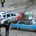 В автівці — 18 курей, пес та все пережите: у Києві патрульні врятували 70-річного переселенця