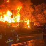 У Києві на Подолі безпілотник влучив у 18-поверхівку: на місце прямують рятувальники