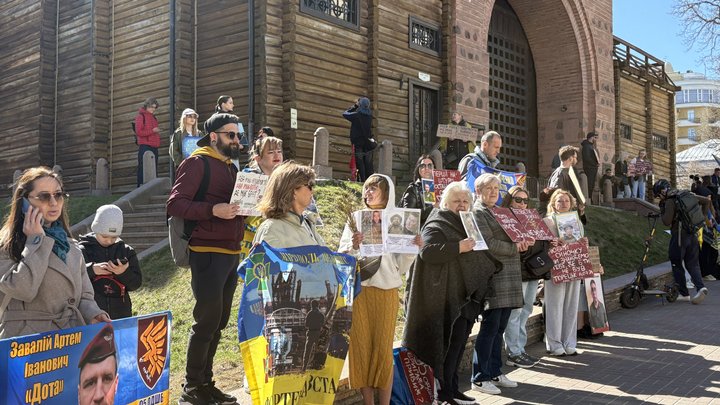 "Мовчання вбиває! Полон вбиває!": у Києві на щонедільну акцію вийшли родини полонених на зниклих безвісти бійців