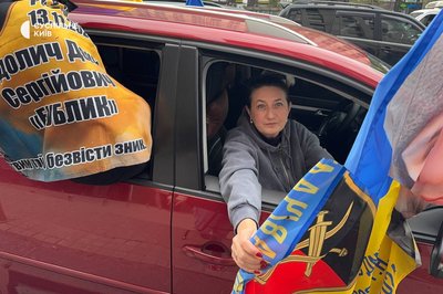 Автопробіг "Наші ще не вдома" і портрети захисників: у Києві провели акції на підтримку полонених та безвісти зниклих