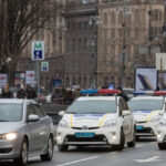 Йшов голим серед машин по Хрещатику: чоловік ризикував життям і шокував автовласників