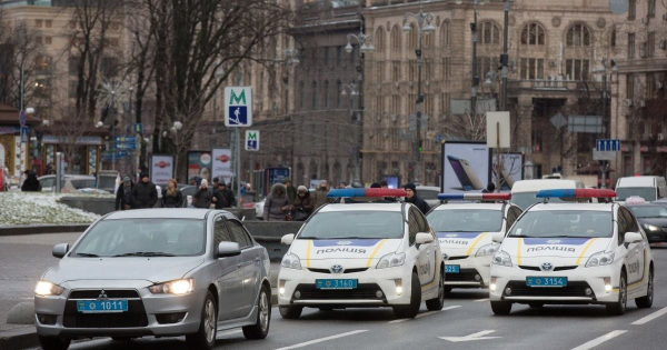 
 Йшов голим серед машин по Хрещатику: чоловік ризикував життям і шокував автовласників
 