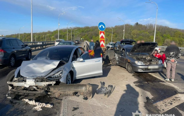 У Києві сталася смертельна ДТП на Дарницькому мосту