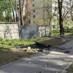 "Дуже сильно, такий гарний вибух був": у Солом'янському районі уламки дрона впали на кладовище