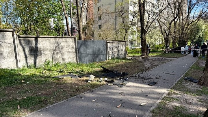 "Дуже сильно, такий гарний вибух був": у Солом'янському районі уламки дрона впали на кладовище