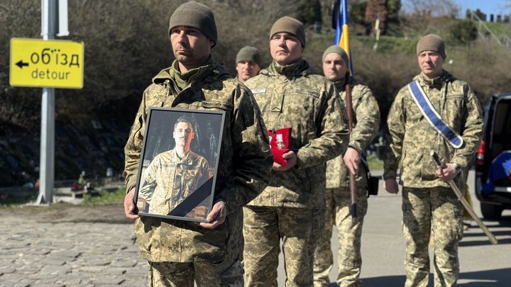 Був народжений для мистецтва, а загинув воїном: у Києві попрощалися з бійцем РДК Тимофієм Ануфрієвим