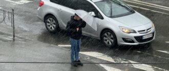 Негода в Києві: сильний вітер і град накрили місто