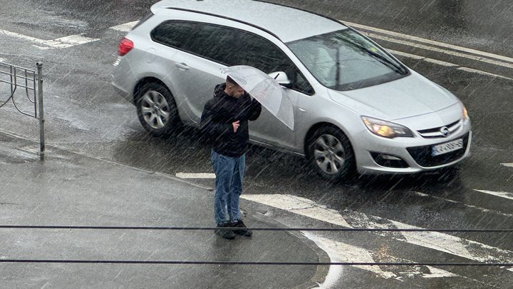 Негода в Києві: сильний вітер і град накрили місто