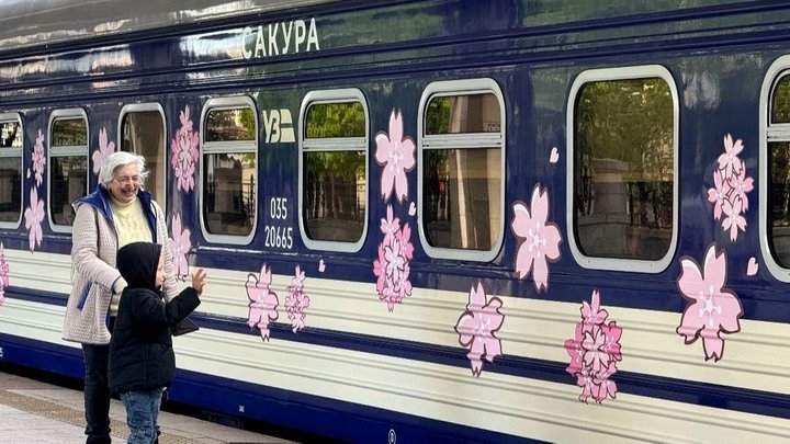 Укрзалізниця запустила із Києва до Ужгорода флагманський поїзд "Сакура"