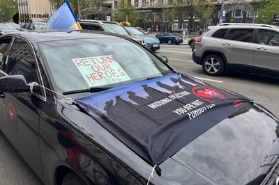 Автопробіг "Наші ще не вдома" і портрети захисників: у Києві провели акції на підтримку полонених та безвісти зниклих