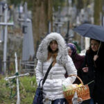 У Києві додали транспорт, який прямуватиме до кладовищ: перелік маршрутів на поминальні дні